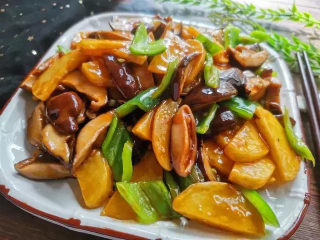 土豆和香菇做法家常菜,香菇土豆炖肉这样做全家人都爱吃