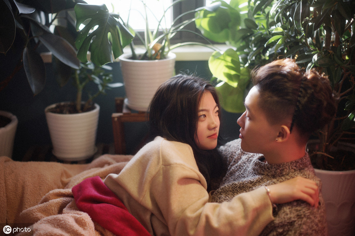 40岁已婚女人爱上别的男人的表现,如果已婚女喜欢自己怎么办