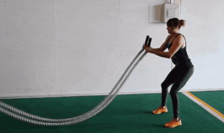 深蹲可以锻炼股四头肌和核心力量，怎样进行深蹲练习翘臀？