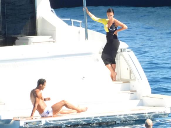 c罗欧洲杯后度假,足球巨星C罗抵达深圳