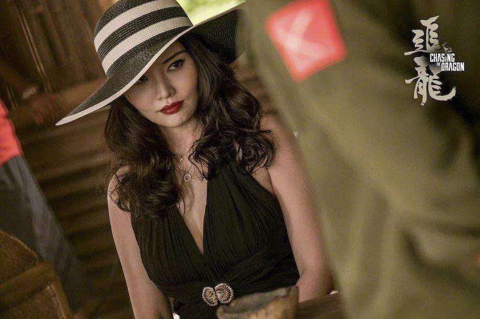 徐冬冬薄纱黑色吊带衫穿搭,徐冬冬薄纱黑色吊带衫