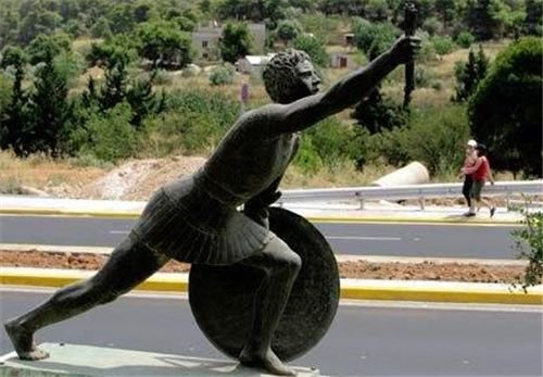 他被*弹子**击中额头，误以为是石子，跑完52里后，不料还有意外收获