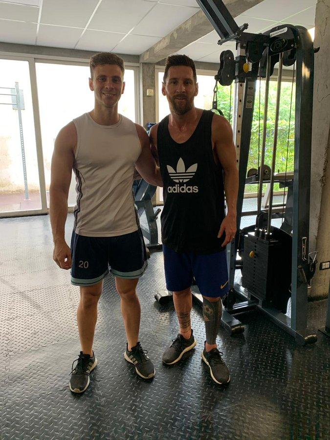 梅西一家阿根廷度假,1岁儿子西罗光着身子玩石头,脚上也绑根红绳