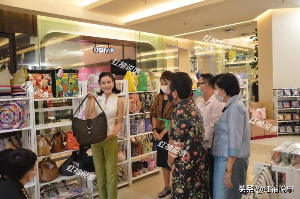 37岁诗妮娜公开晒照,诗妮娜写真穿蓝色鱼尾裙