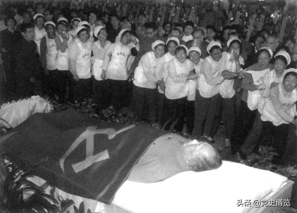 巨星陨落，思念成河：1976年，周恩来、*德朱**、毛*东泽**相继逝世