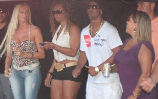 罗纳尔迪尼奥为什么没有成为球王,罗纳尔迪尼奥和梅西谁是顶级球王