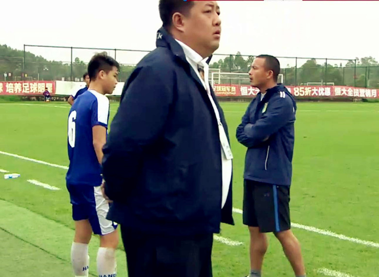 记住6号阮德英,这小子在绿茵场上公然施暴,拳打中国球员