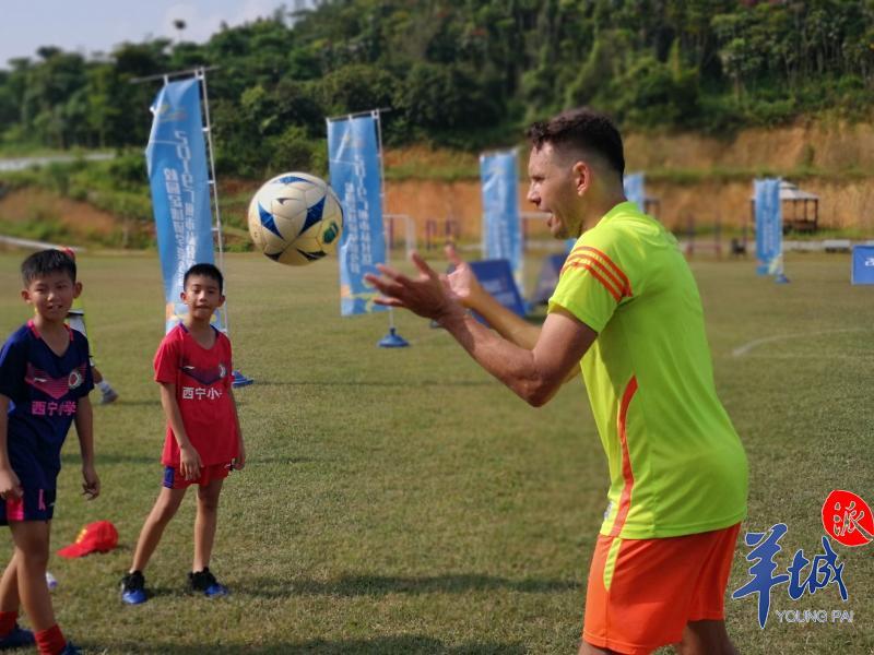来粤12年练就“满级中文”，这位巴西教练用足球“打开一片天”