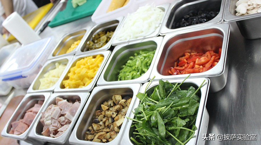 披萨撒料手法技巧演示,披萨顶料