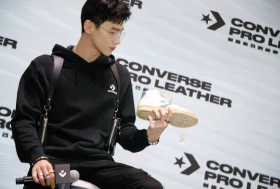 白敬亭上脚安踏跑鞋,安踏氮科技跑鞋白敬亭同款