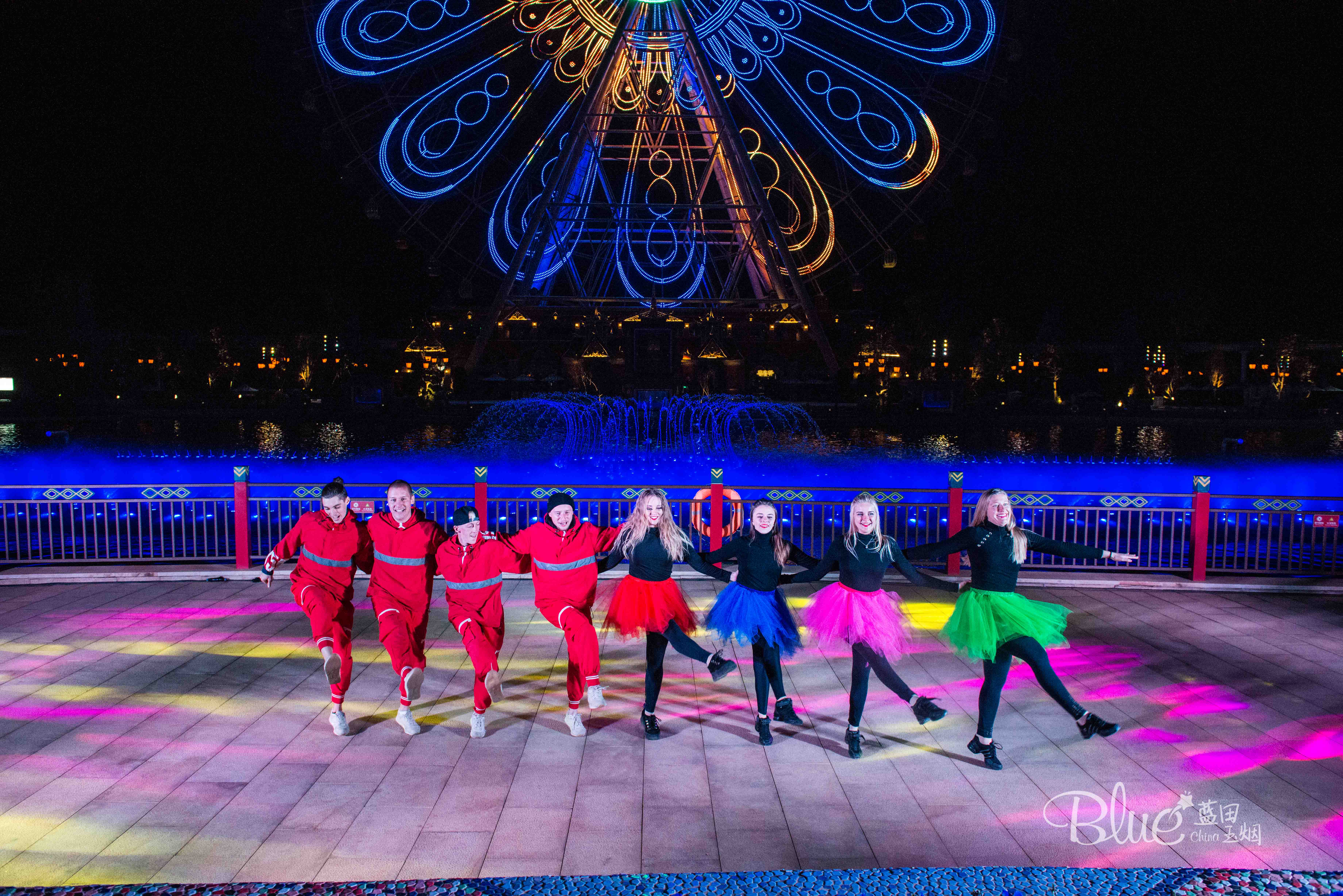 这个游乐园完全是男士们天堂，俄罗斯妹子的香吻和比心会收到手软