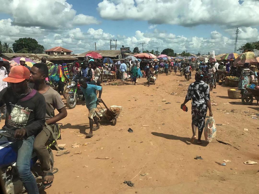 网友在非洲打工，黑人女性喜欢用头顶塑料桶买菜，火柴非常流行