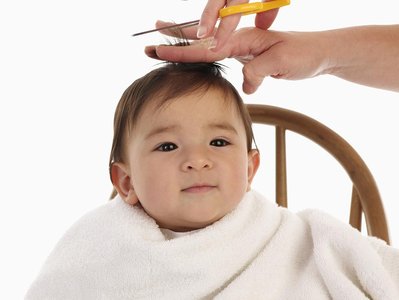 宝宝死活不肯给理发,宝宝不愿意理头发怎么办