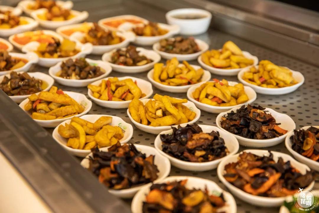 直击春运首日各地出行现场,春运首日直击带上祝福温暖回家