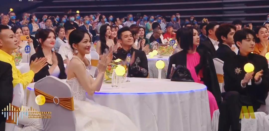 谢霆锋在台下看王菲和刘德华,谢霆锋看王菲表演