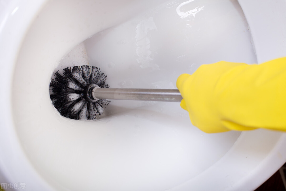 上厕所马桶堵了，师傅亲授抽水马桶堵塞疏通窍门，远离“爆缸”