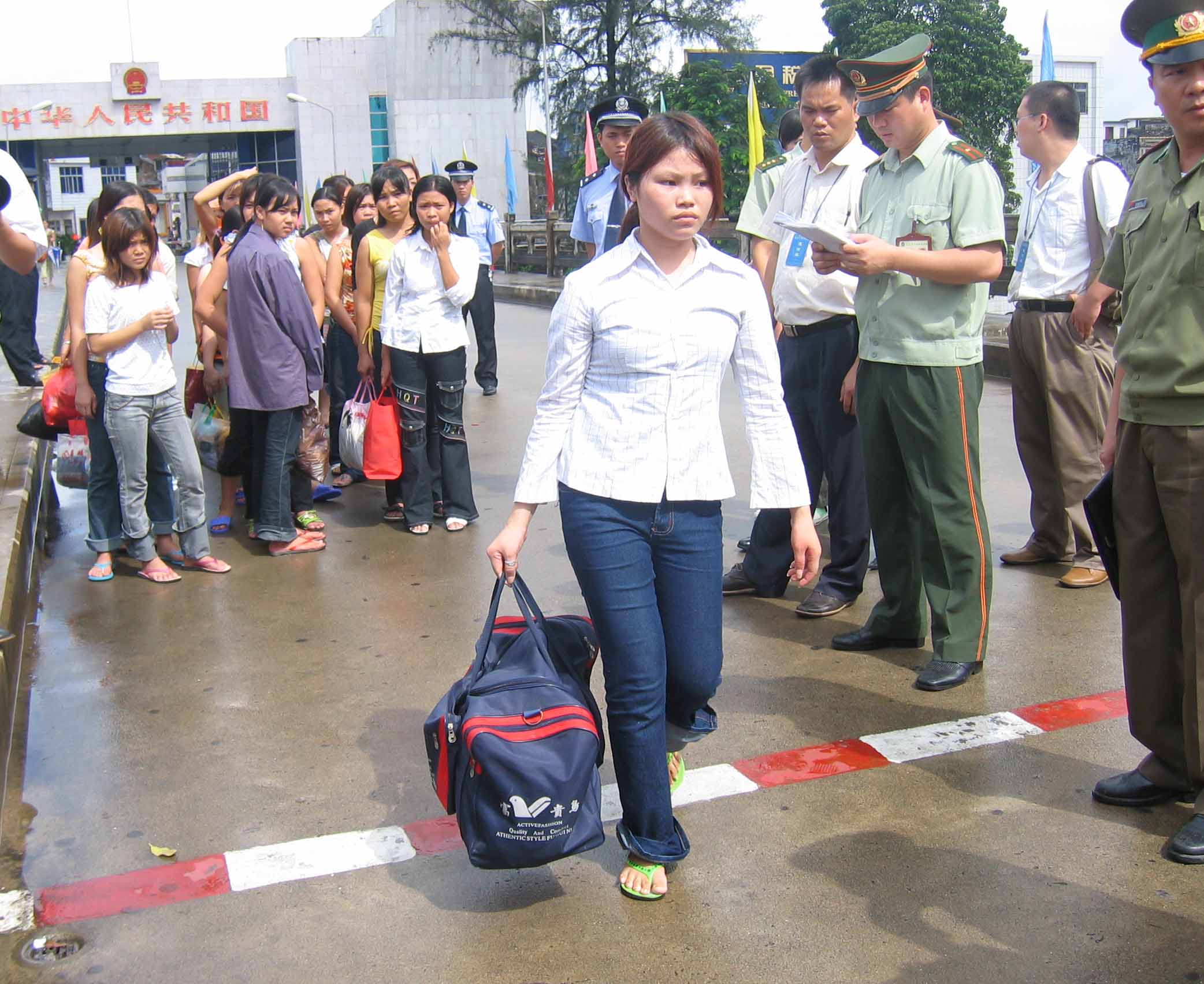 18年未见家人,到中国命运坎坷,三位女主播助力越南新娘寻亲,带她回家看看