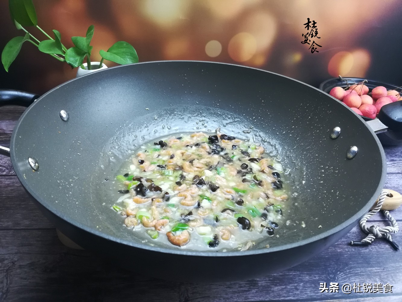 这食材蛋白质超鱼蛋奶十倍，是天然“钙库镁仓”，老人小孩要多吃