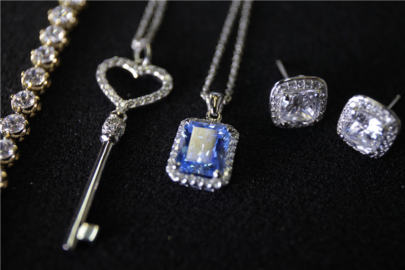 施华洛世奇是什么材质为什么贵 (施华洛世奇的东西贵不贵)