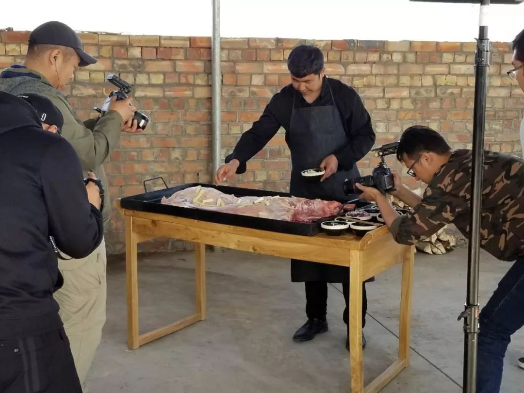 民勤烤全羊,在民勤沙漠烤全羊