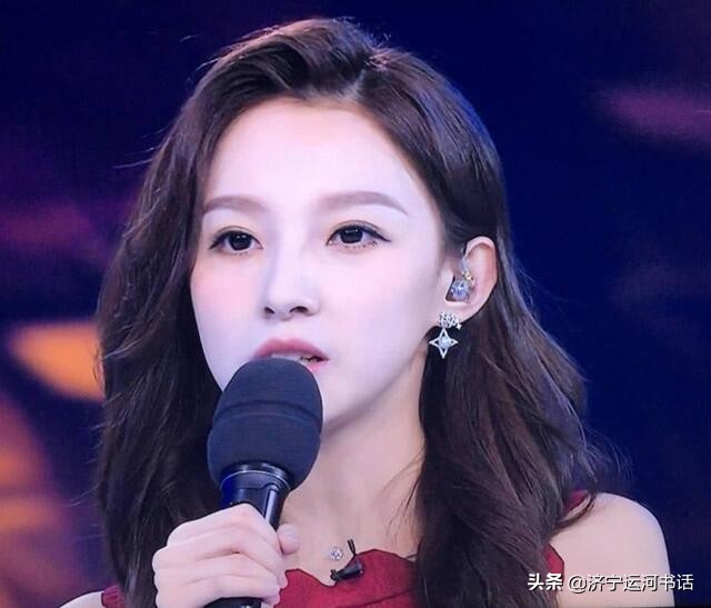 董卿接班人马凡舒，走秀时*裤内**滑落，坦然回应：谁爱看谁看！