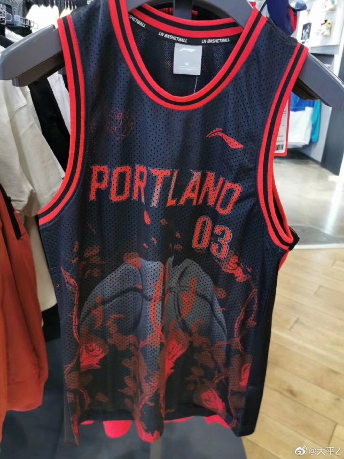 李宁新品惊喜多！韦德8闪电侄子+CJ新装备+联名头盔、耳机曝光