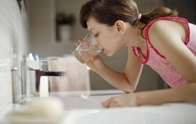 上厕所尿黄什么原因有异味,上厕所尿液黄色还有一点痛