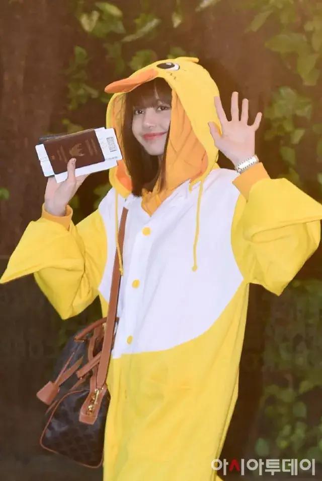 拥有lisa同款铁刘海,拥有香奈儿包包