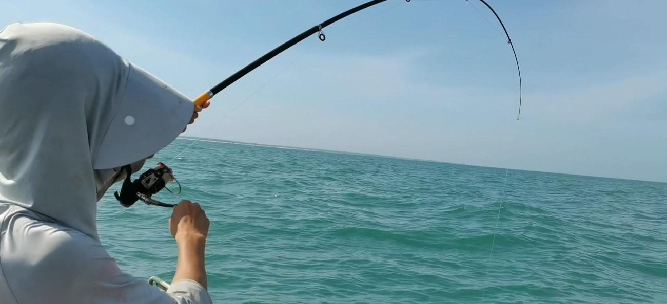 阿智为钓到爱吃的金鲳鱼，凌晨跑出外海，渔获晒满房前屋后