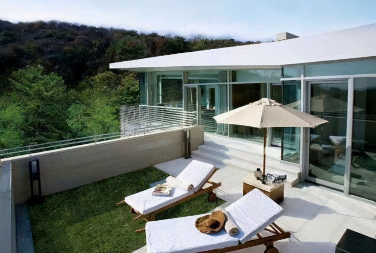 宋慧乔在韩国的森林别墅，连屋顶都种满了植物，仿佛住在深山野林