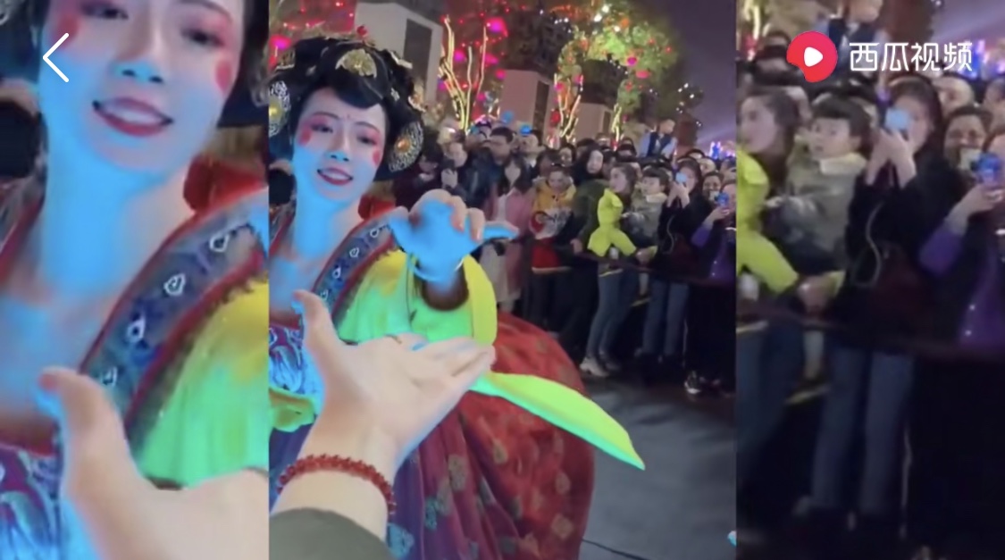 西安多家门店被换黑底白字门头,西安某街道招牌黑底白字