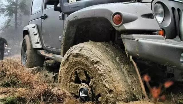 开车遇到坑坑洼洼的路该怎么开,开车过坑洼路面技巧