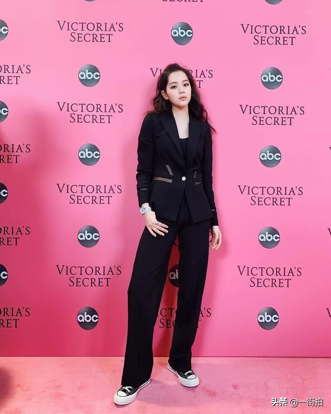 欧阳娜娜匡威搭配,欧阳娜娜穿匡威搭配西装