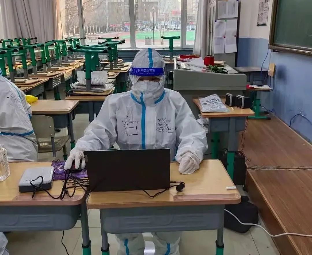 去年→今年，看这夫妻俩的“工作照”！