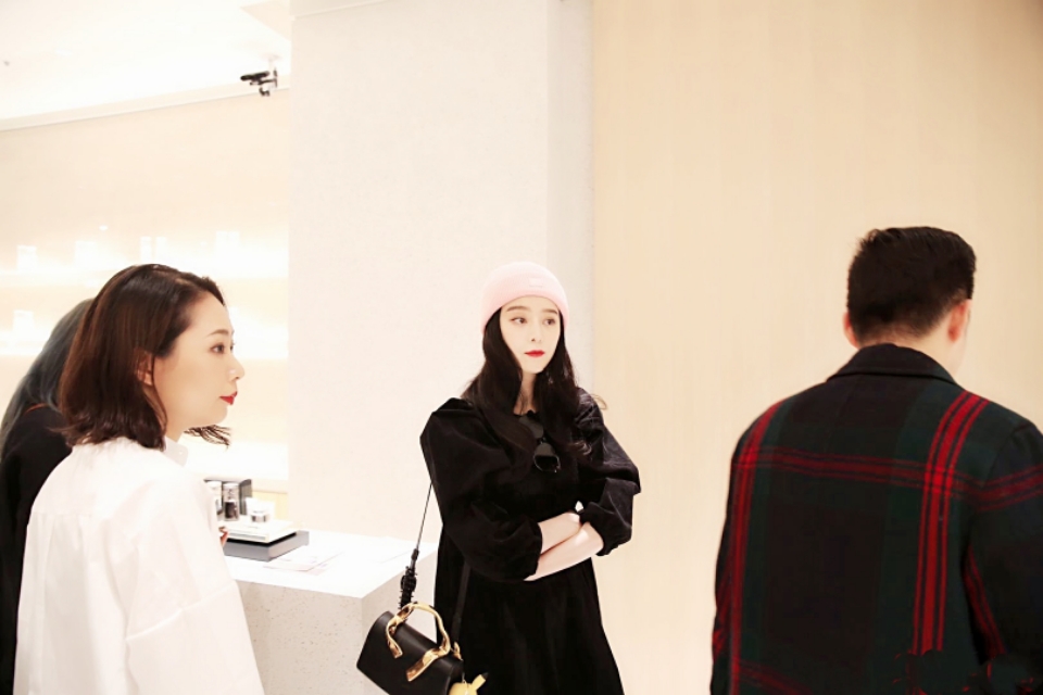 范冰冰穿恨天高跷二郎腿 (范冰冰穿黑色披风踩恨天高)