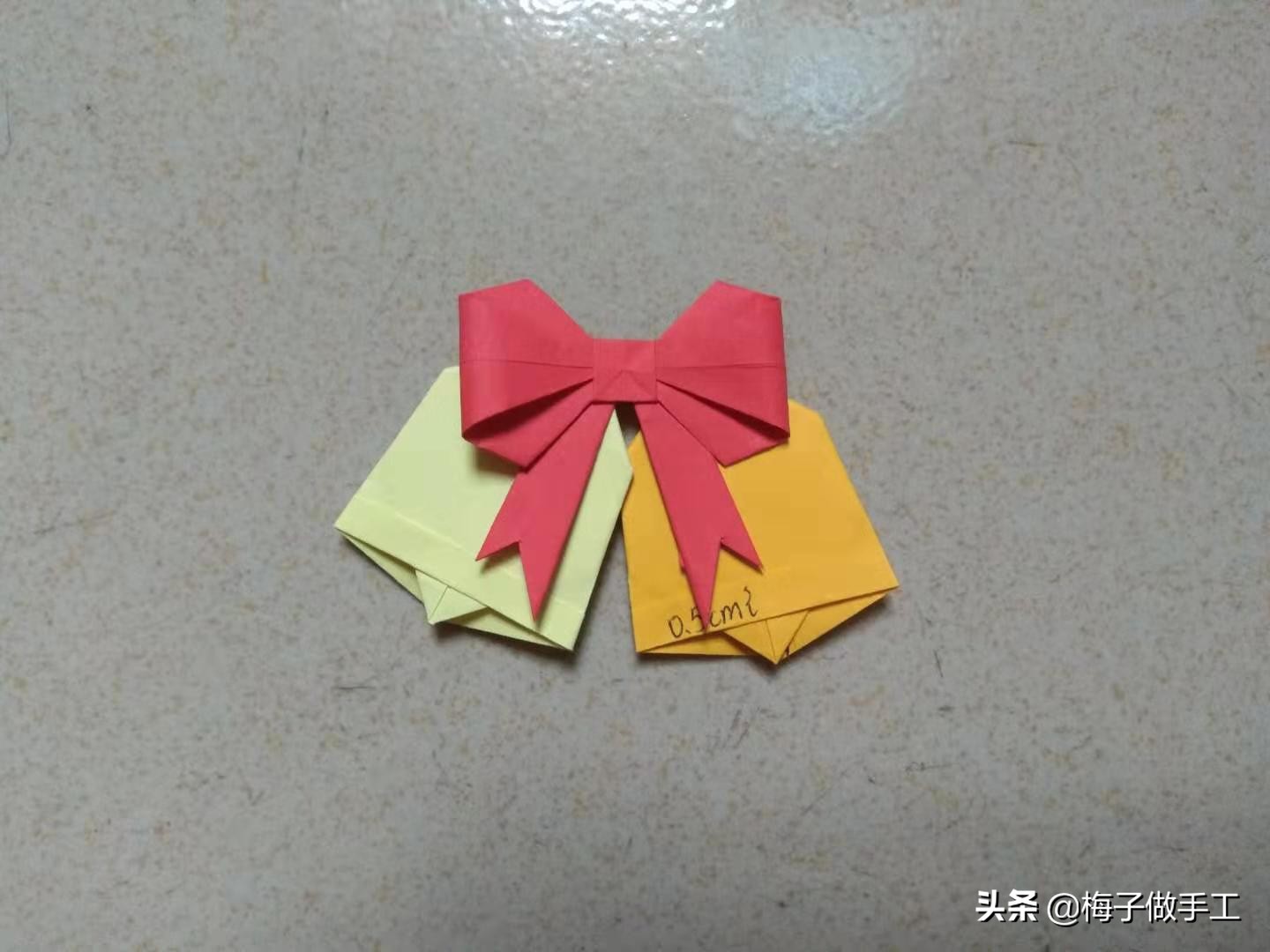 风铃折纸怎么折用做生日礼物,纸做圣诞节礼物圆筒是怎么折的