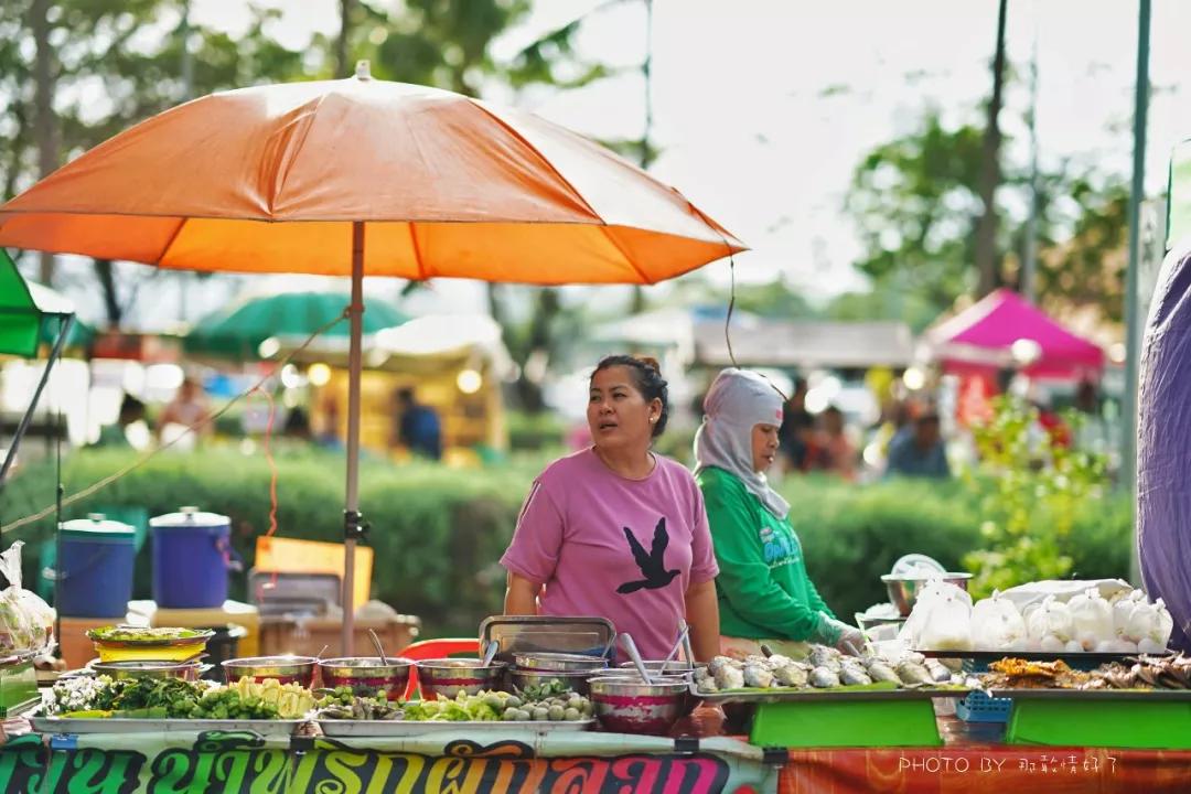 美国艺术家老夫妇定居苏梅岛十年，教游客画垃圾桶，唤醒环保意识