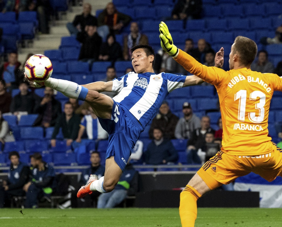 武磊首秀数据遭外媒质疑,中国足球的骄傲武磊中文纪录片