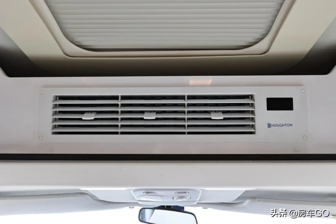 这台房车有5种充电方式，车内电器语音控制，卫生间也是干湿分离