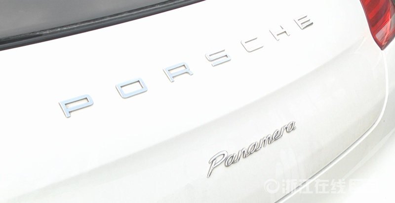 保时捷车开着突然塌了,保时捷车在4s店修出了问题