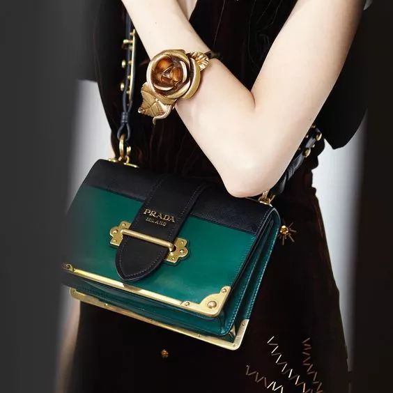 万元包包lv,lv包为何是奢侈品