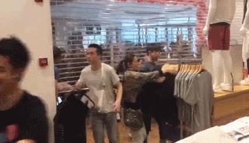 优衣库回应联名款被哄抢,被抢购优衣库衣服图片