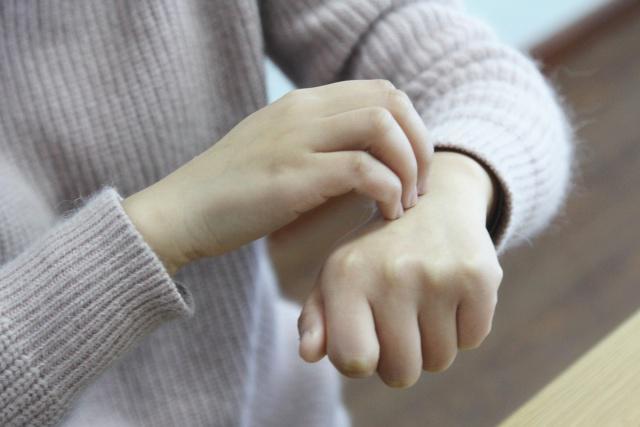 手上起了好多小水泡还痒怎么回事,天气一热手上就起小水泡怎么回事