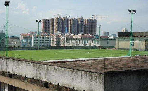 在顶楼天台打球,天台上踢球