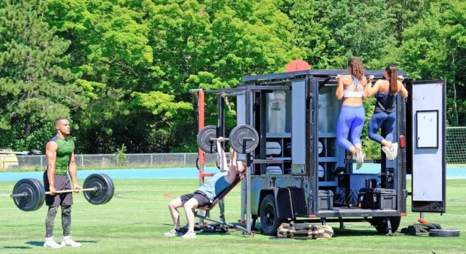 如果肌肉男出来摆地摊,要卖些什么?卖榴莲的“周杰伦”是亮点