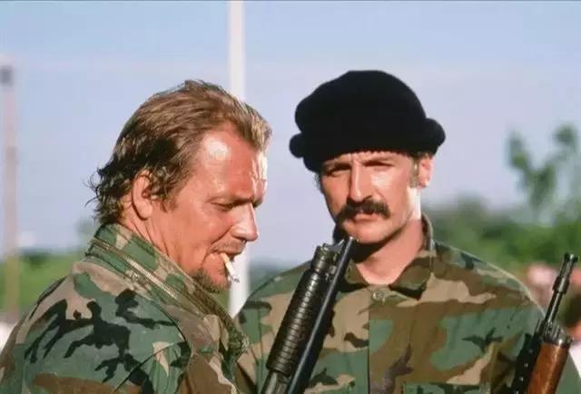 别看这枪叫“迷你”，实际很凶，FBI都吃了大亏8人被打的抬不起头