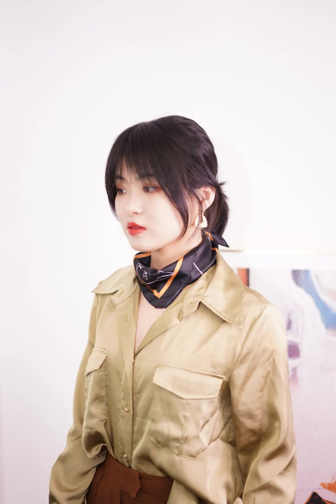 丝巾的5种时髦系法学起来,春季丝巾系法大全搭配大衣