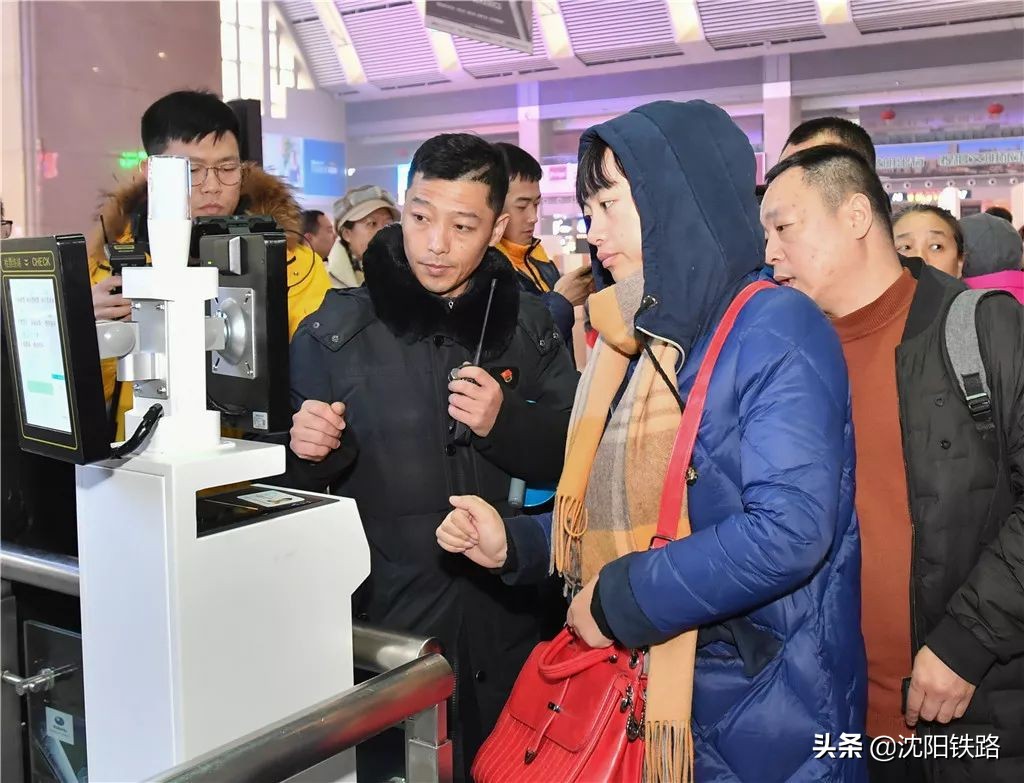 实行电子客票首日旅客为便捷点赞