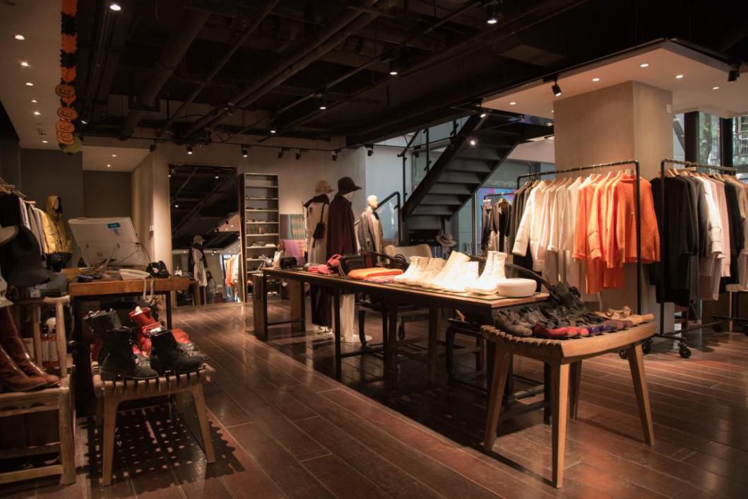 不跟风不迎合不做作,不从众不迎合