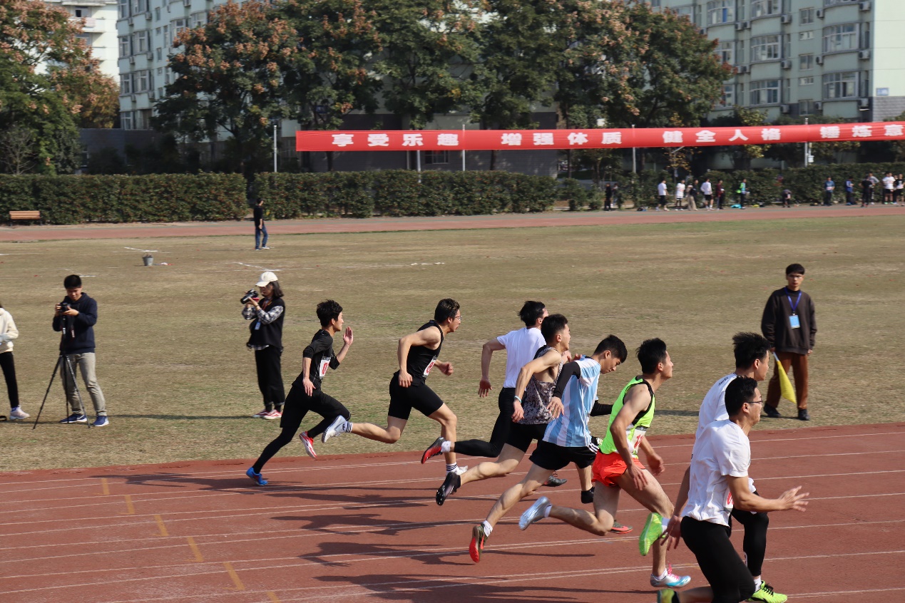 田径运动员在学校比赛,男子团体女子团体比赛